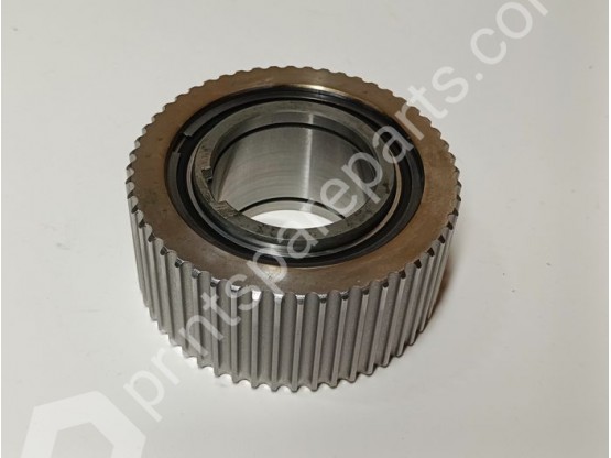 Toothed pulley with overrunning clutch